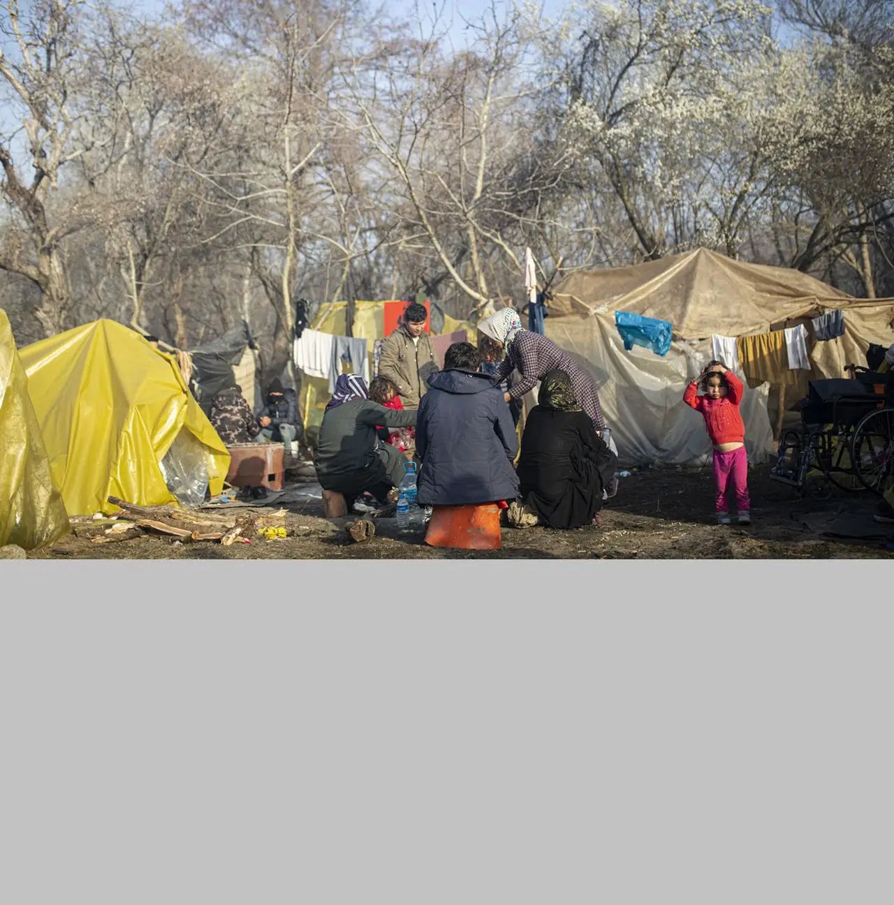 Na fronteira entre a Grécia e a Turquia, do lado turco, ergue-se em poucos dias uma espécie de campo de refugiados