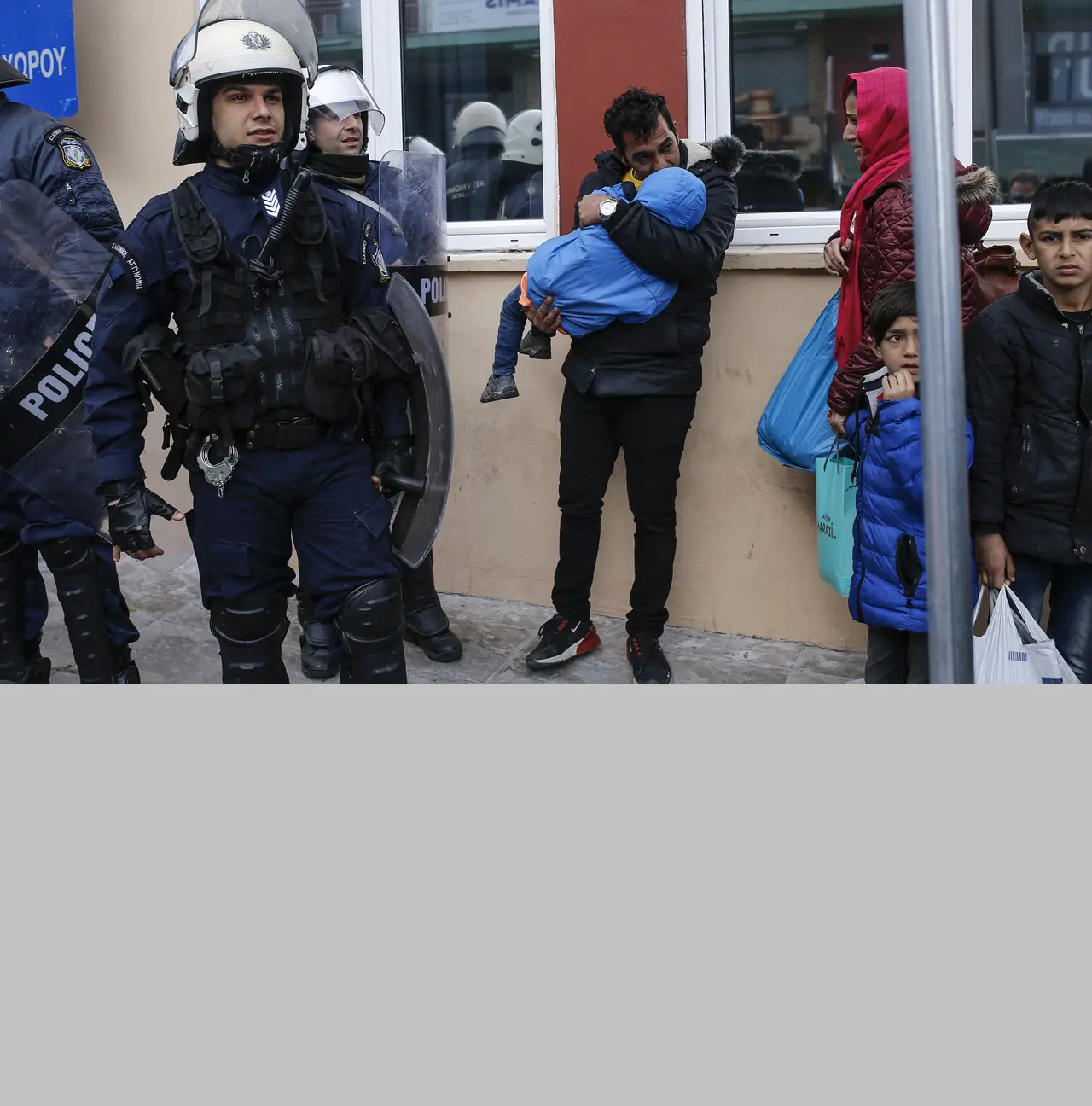Polícias criam uma barreira de segurança para impedir que os migrantes cheguem ao porto de Lesbos