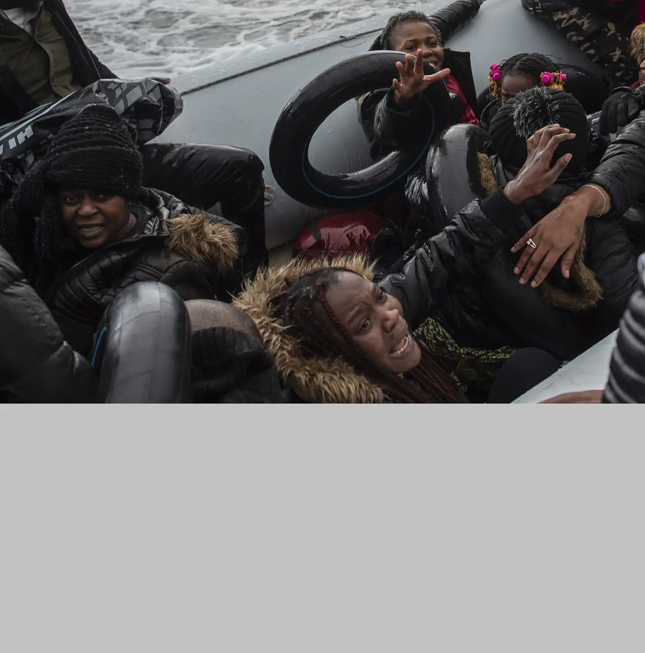 Migrantes africanos desembarcam em Skala Sikamias, em Lesbos, depois de terem saído da Turquia e de atravesssarem o Egeu