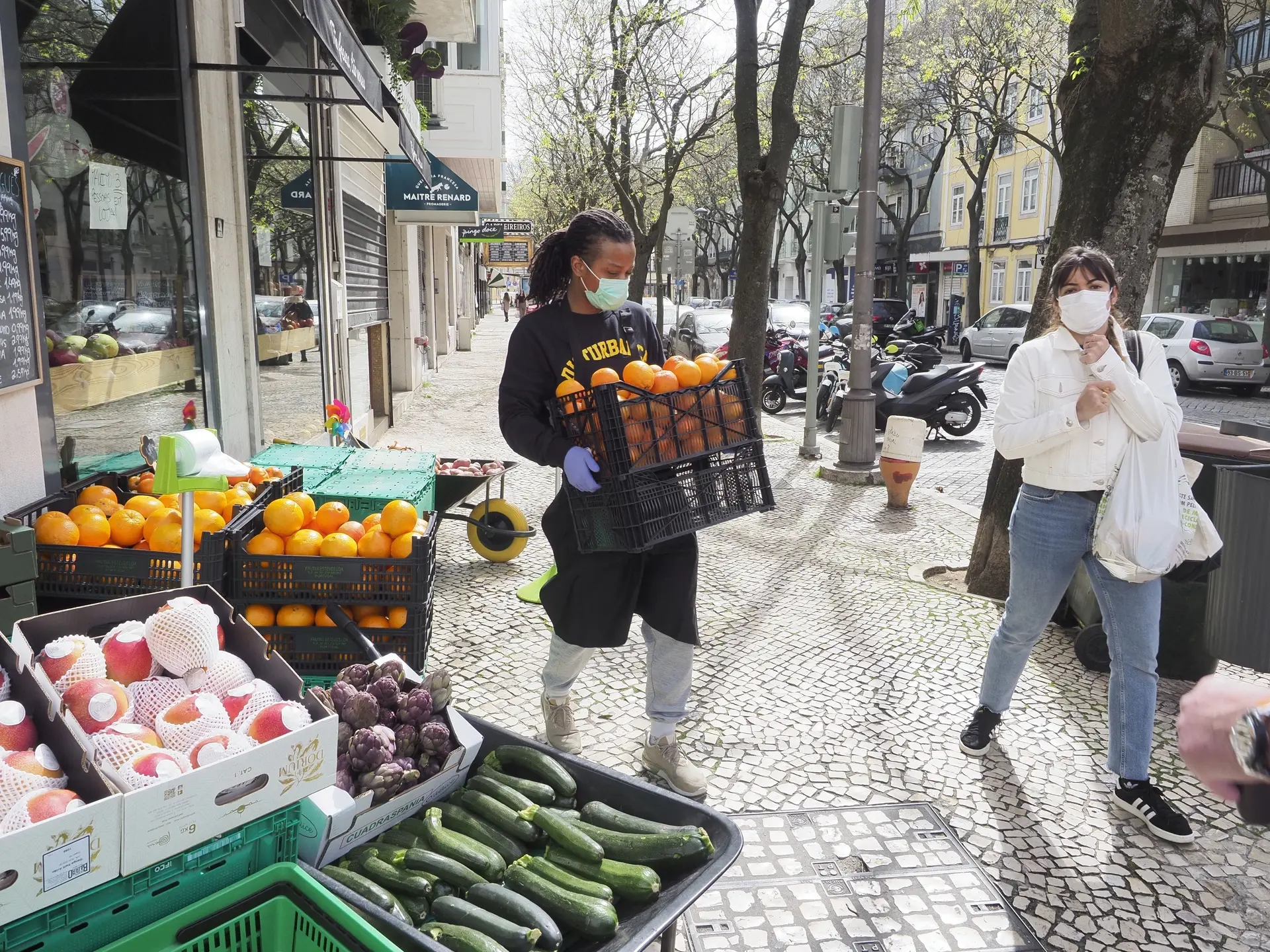 Plano de desconfinamento: comércio começa a reabrir segunda-feira (inclui barbeiros e cabeleireiros), shoppings só em junho