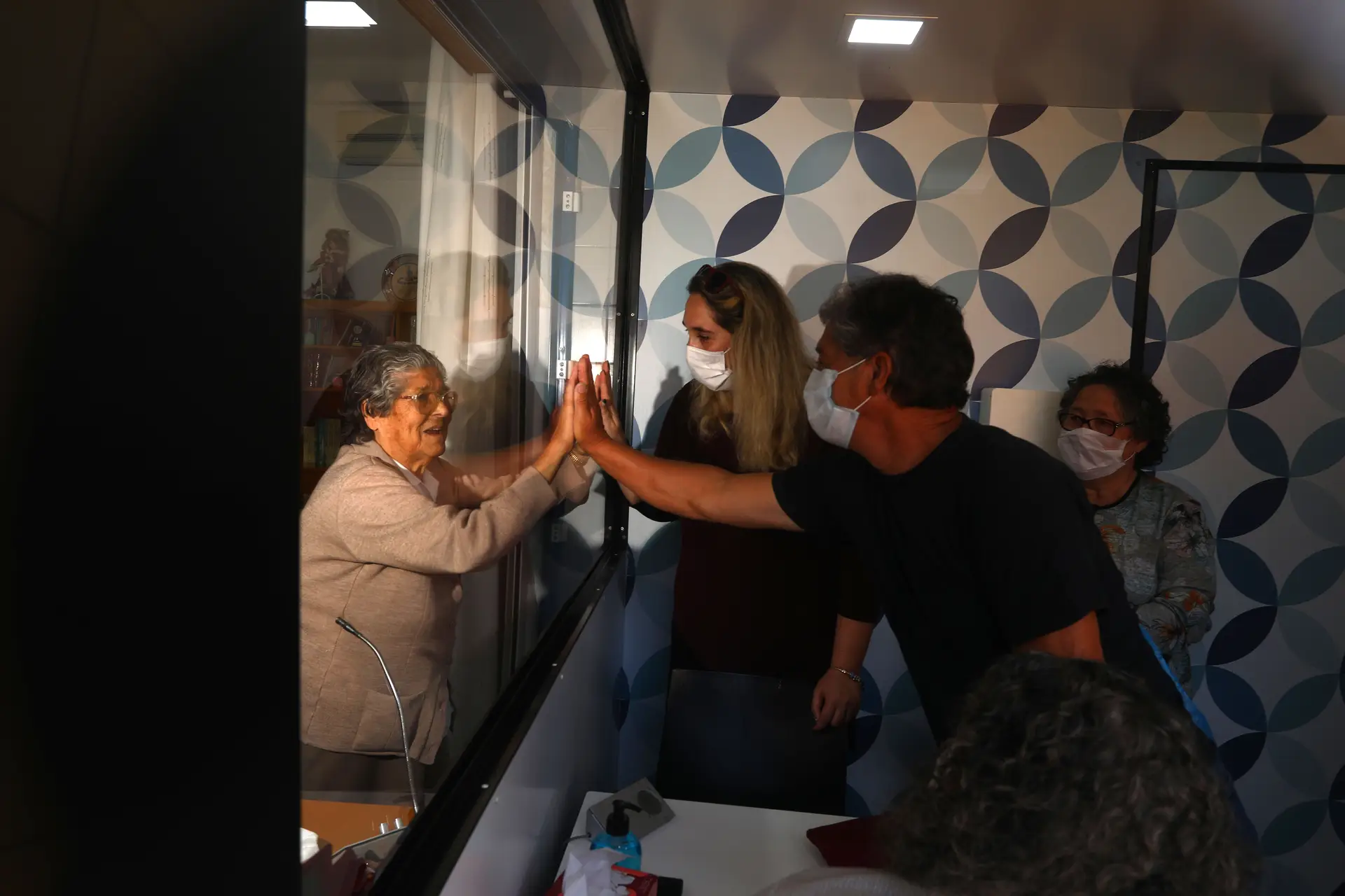 Isabel recebeu a visita da filha, do filho, da nora e da neta