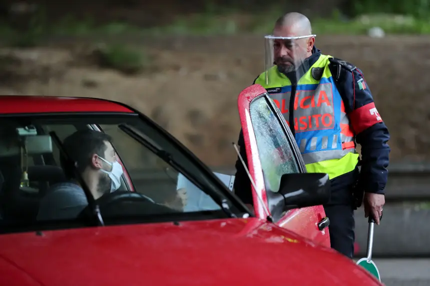 Expresso Menos De Dez Detencoes Por Dia Durante O Estado De Emergencia