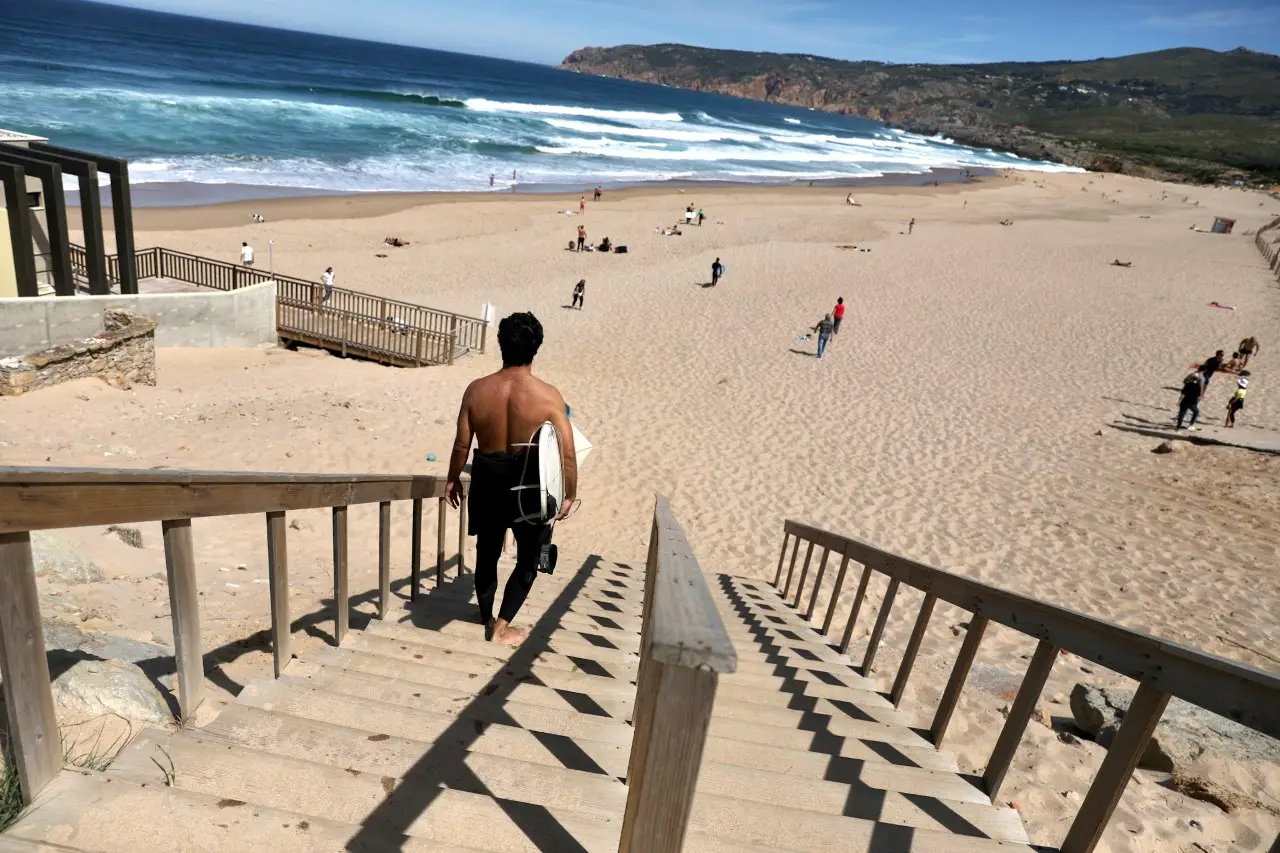 Eis as regras para ir à praia a partir de 6 de junho: cuidado a estacionar e com o sentido único de circulação a pé (e instale uma app)