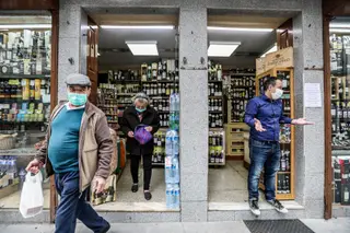 Reabertura do comércio. Debaixo da máscara do vírus, a baixa do Porto continua envergonhada
