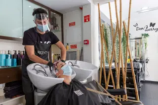 Covid-19. Cabeleireiros com reservas até ao fim do mês: "Está tudo preocupado com os brancos, as unhas ou o buço"