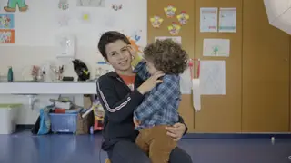 Como é a vida nas escolas que nunca fecharam para acolher os filhos de quem combate a covid-19