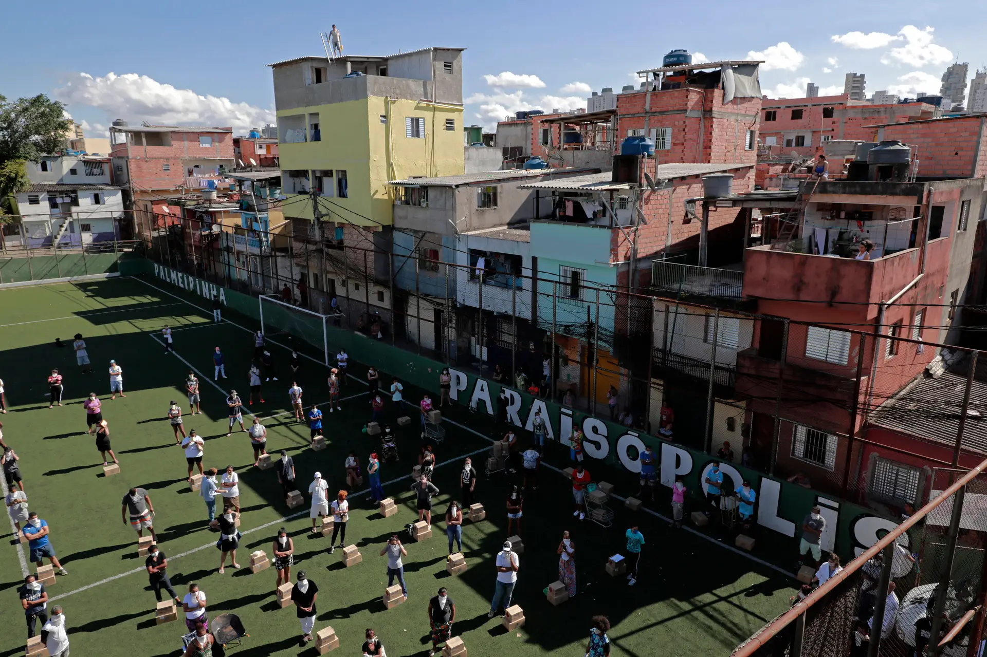 Distribuição de comida em Paraisópolis, uma favela em São Paulo