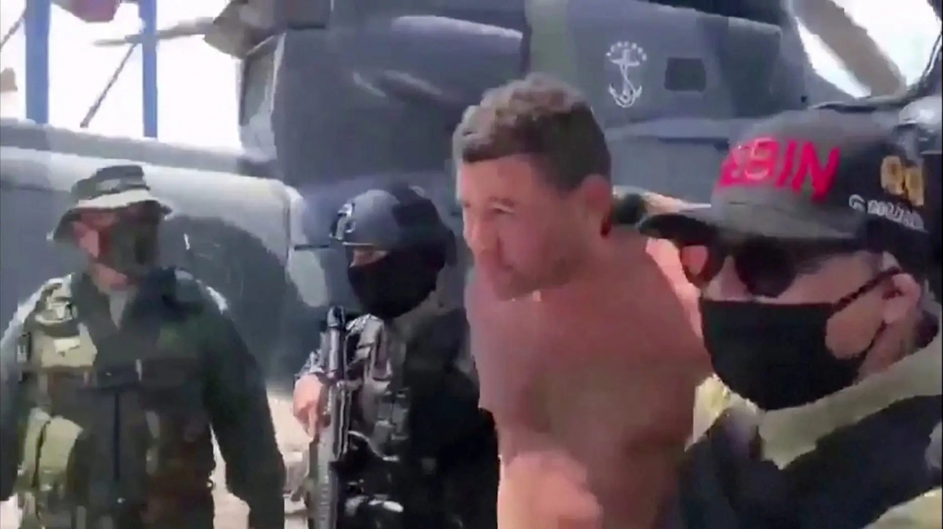 Soldados venezuelanos detêm um suspeito durante o desembarque rebelde na costa do país