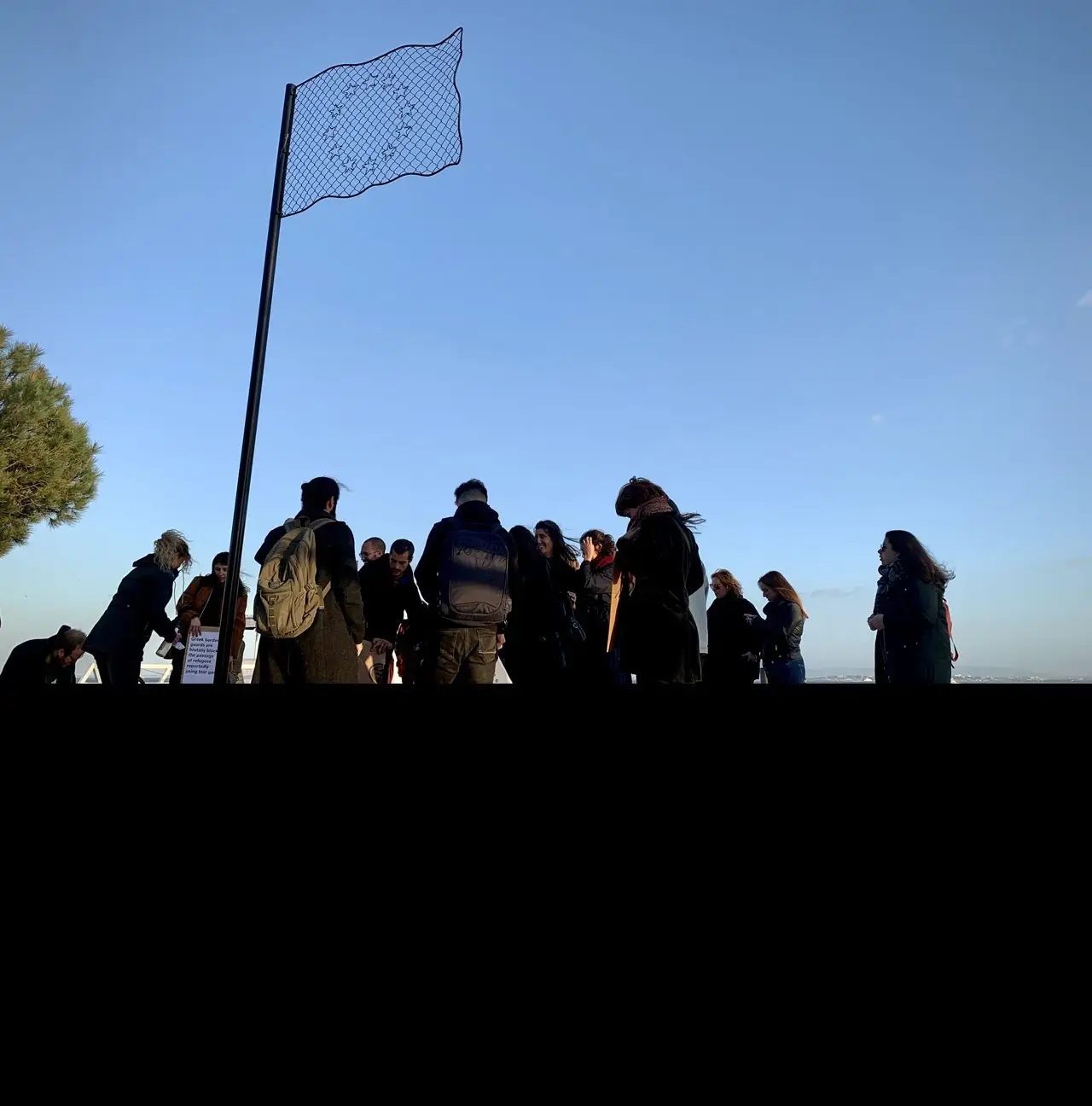 Dois irmãos construiram a bandeira no centro da Praça Europa, em Lisboa