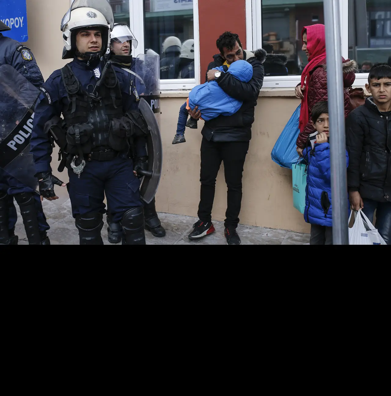 Polícias criam uma barreira de segurança para impedir que os migrantes cheguem ao porto de Lesbos