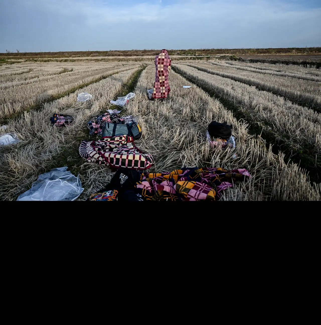 Um migrante espera junto ao rio Evros por um barco que o vai levar até à Grécia