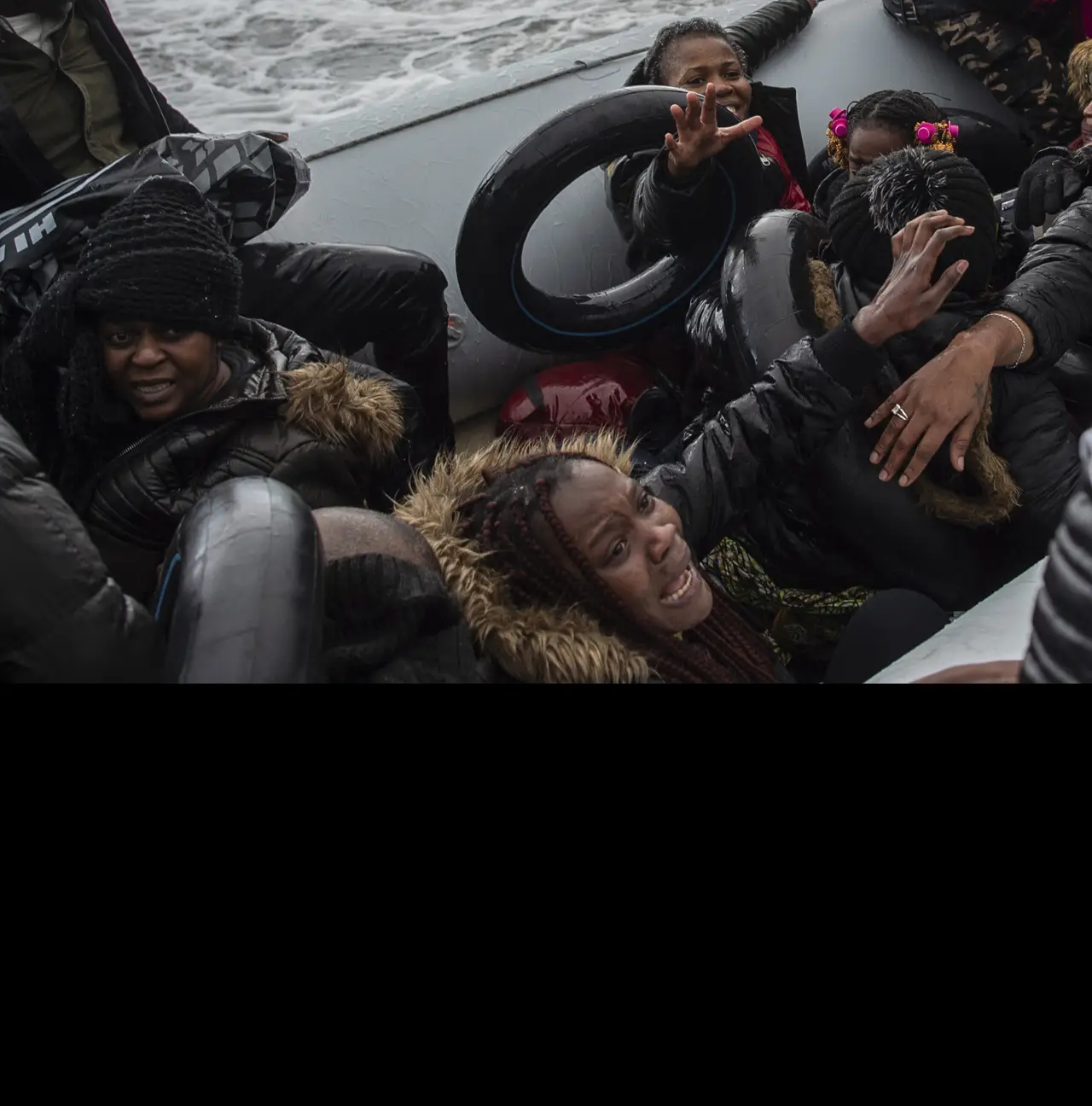 Migrantes africanos desembarcam em Skala Sikamias, em Lesbos, depois de terem saído da Turquia e de atravesssarem o Egeu