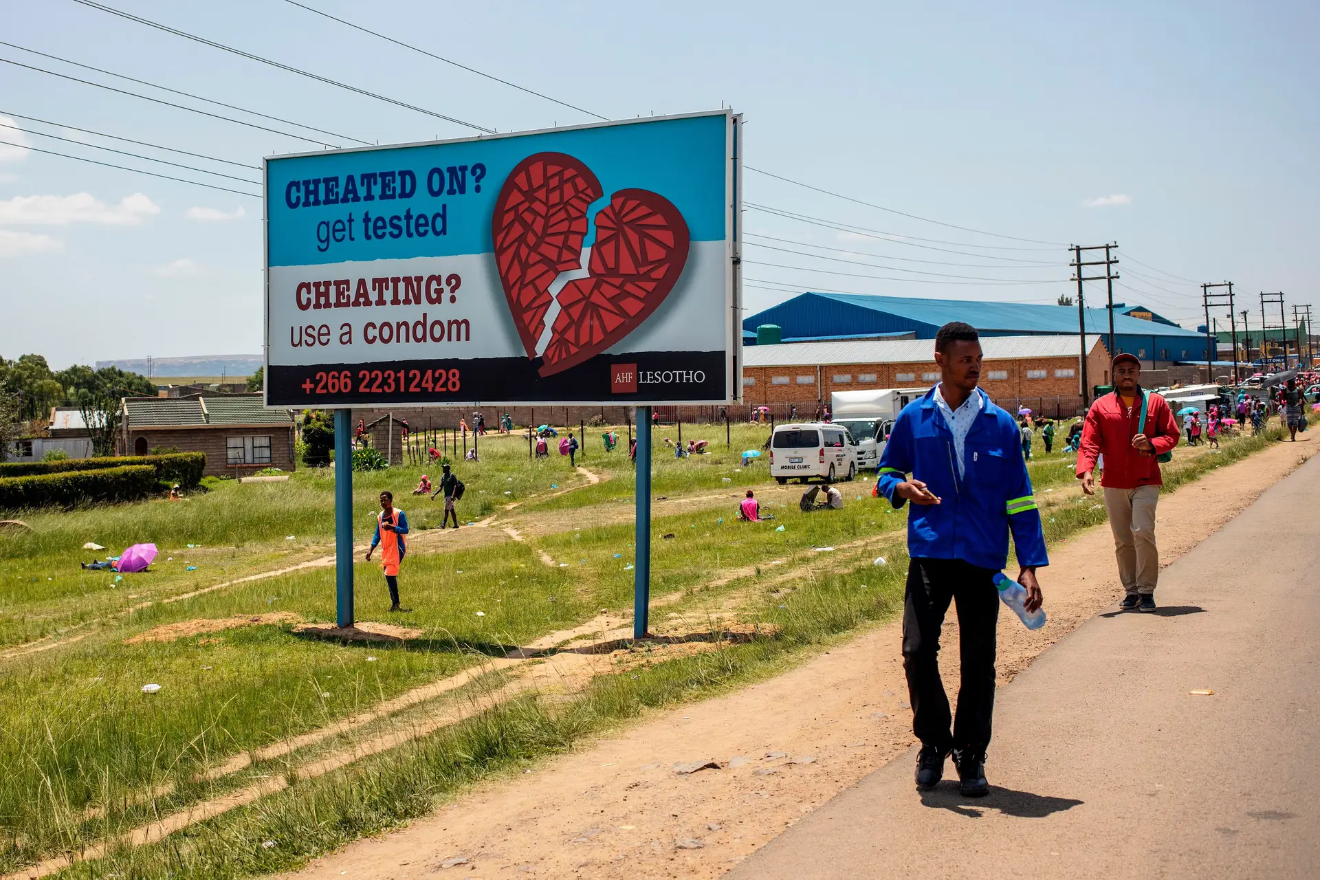 Lê-se neste cartaz na cidade de Maputsoe: “Traiu? Faça o teste. Trai? Use preservativo”. A sida continua a ser a principal preocupação no Lesoto