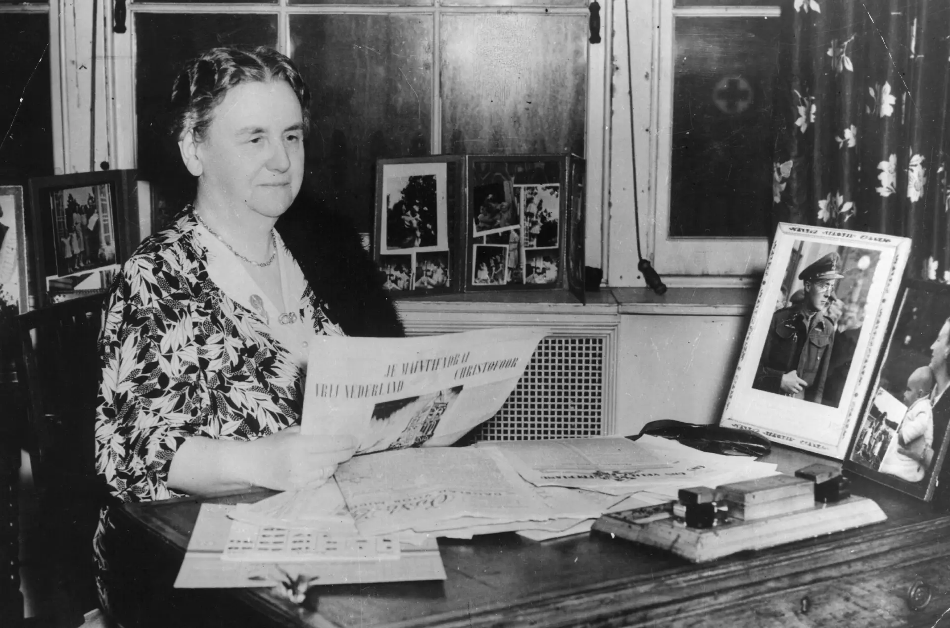 A rainha Guilhermina da Holanda no seu gabinete