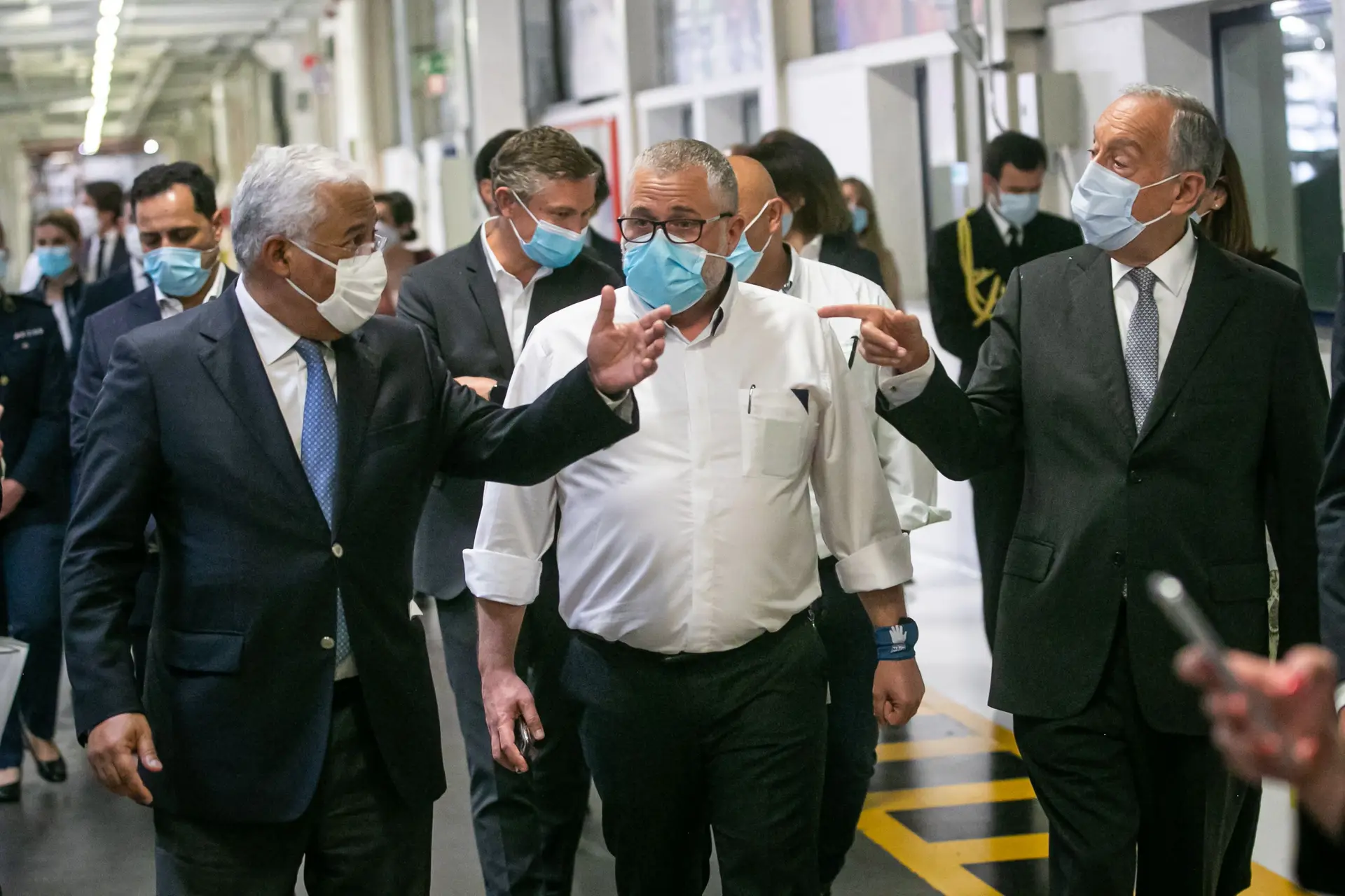 O Presidente da República, Marcelo Rebelo de Sousa, à conversa com o primeiro-ministro, António Costa, durante uma visita à fábrica da Autoeuropa, em Palmela, em maio