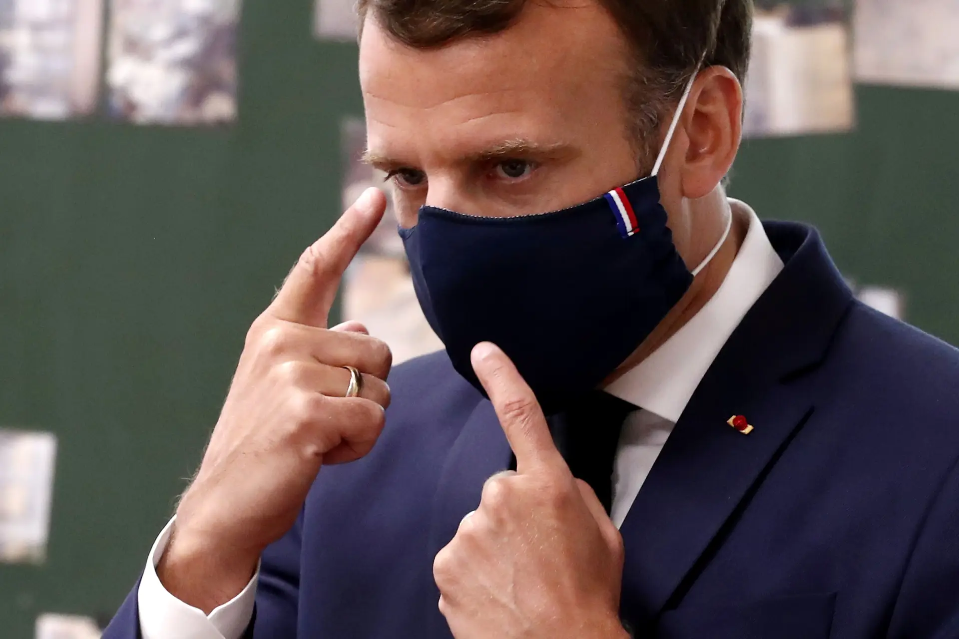 Emmanuel Macron de máscara protetora numa visita a uma escola em Poissy