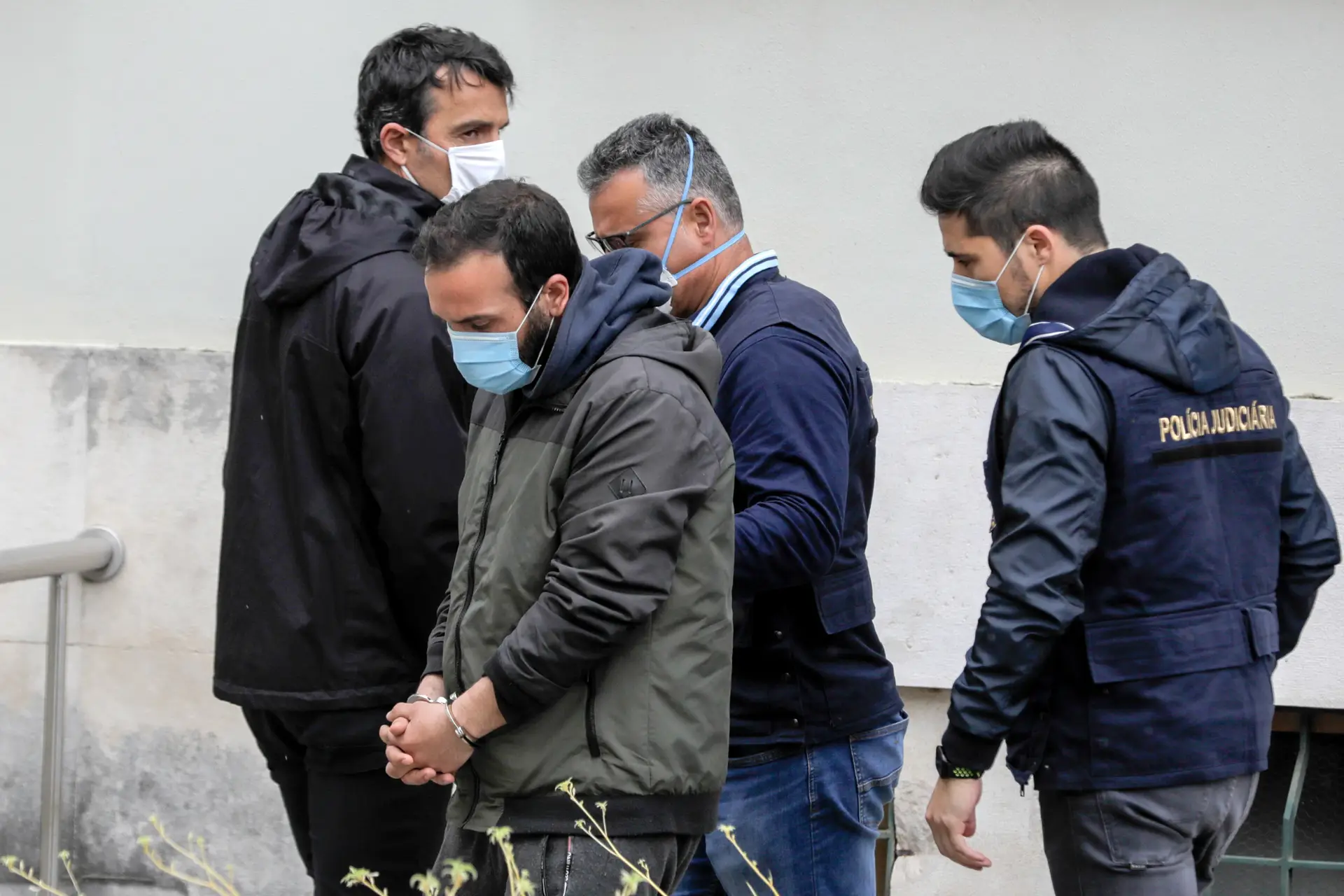 Inspetores da Polícia Judiciária acompanham o pai de Valentina Fonseca, à chegada ao Tribunal de Leiria