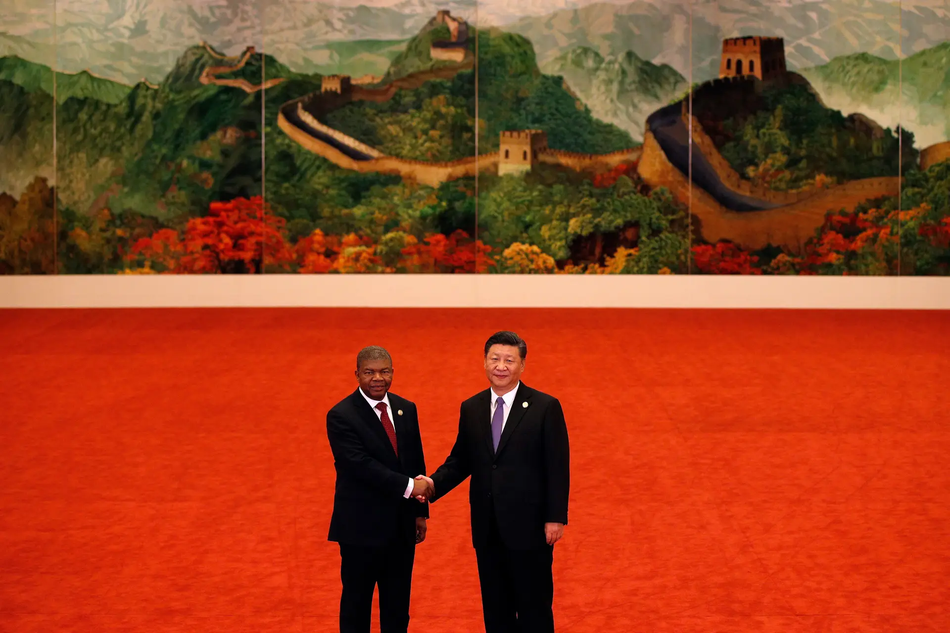 Quase um ano depois de tomar posse como Presidente de Angola, João Lourenço (à esquerda) foi recebido pelo homólogo chinês, Xi Jinping, no Grande Salão do Povo, em Pequim