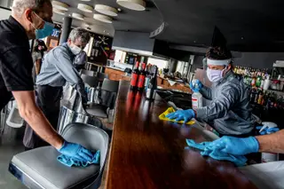 Desinfeção a fundo no restaurante Mauritânia Grill, em Leça da Palmeira (Porto)<span class="creditofoto"> FOTO RUI DUARTE SILVA</span>