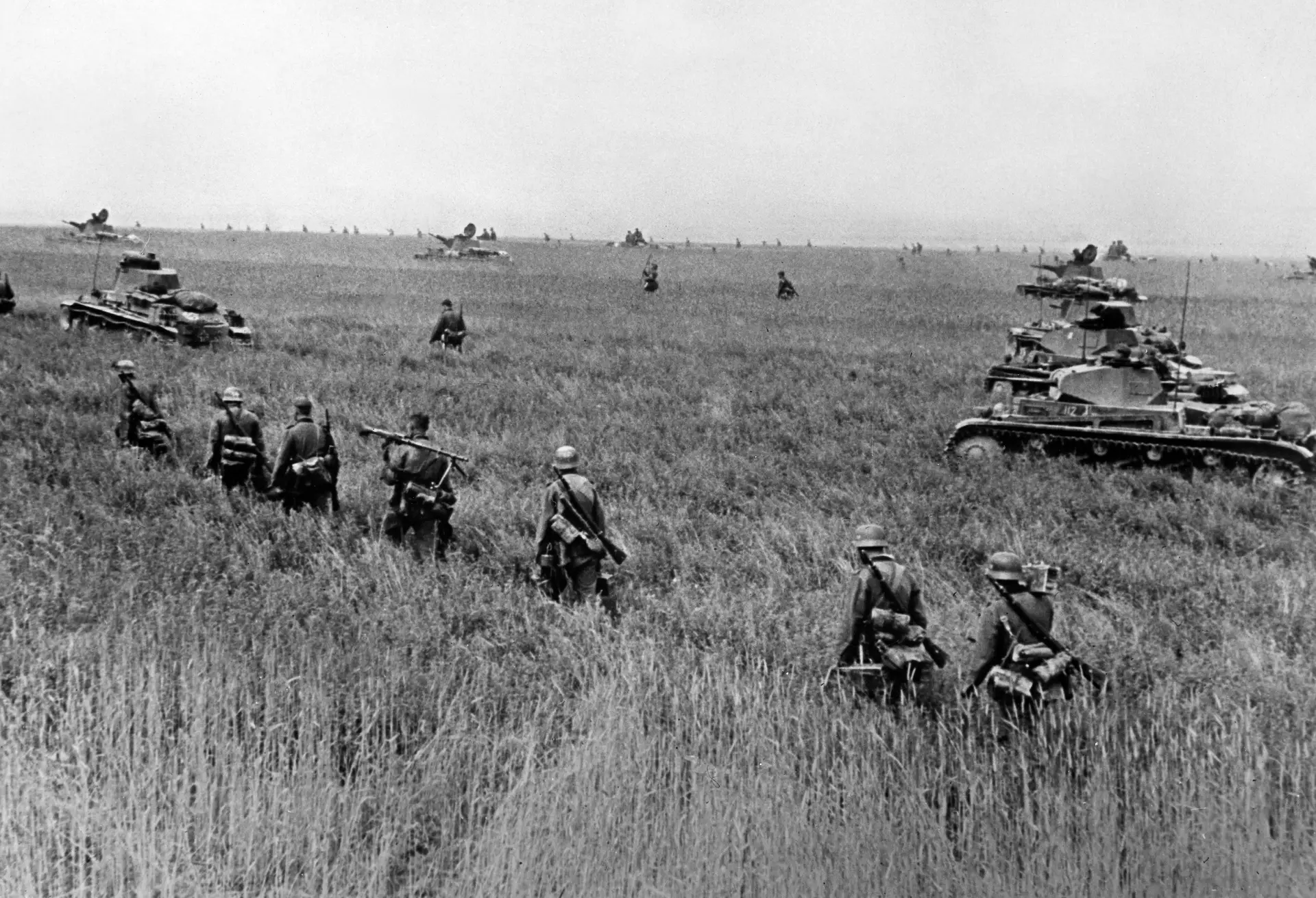 Tanques e infantaria alemã ao encontro das forças de De Gaulle em Montcornet