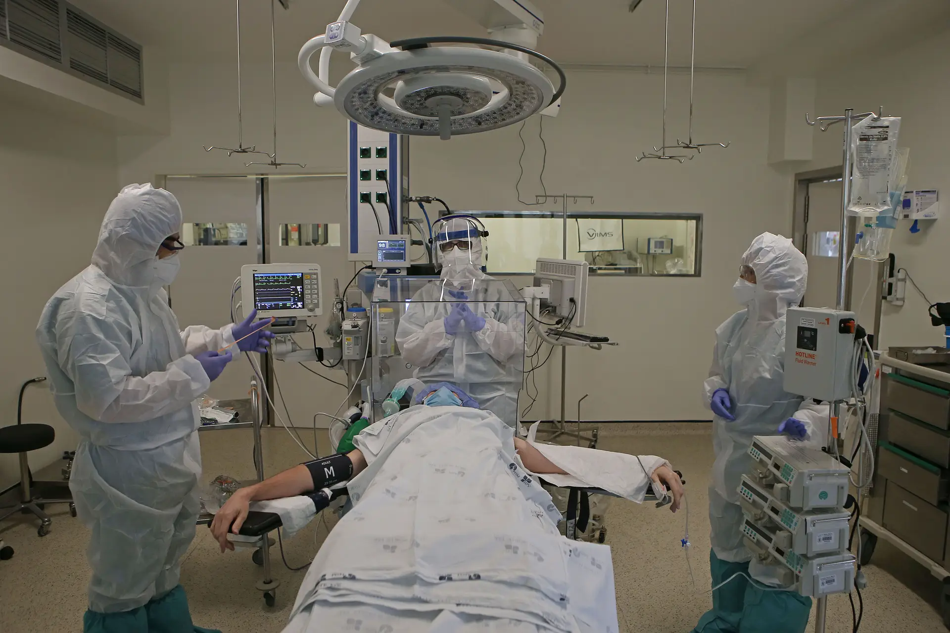 Três médicos preparam um paciente no Hospital Santa Maria, em Lisboa