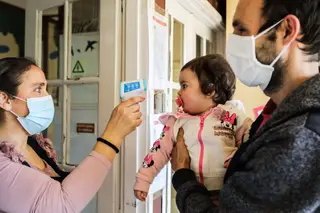 A creche Primavera regressa com o termómetro azul a mais parecer uma pistola de brincar
