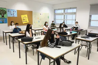 Regresso às aulas: Joana e Maria reencontraram-se ao fim de dois meses e não resistiram a um abraço