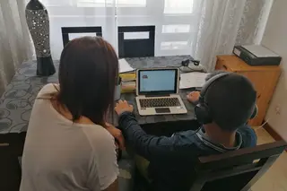 Afonso já ia para a escola sozinho, agora tem “aproveitamento quase zero”. Alunos deficientes com “perdas irreparáveis no futuro”