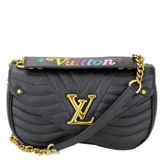 On the website of Louis Vuitton, in Spain the prices are the reference for Portugal, the small model of the ‘New Wave’ price €1.490, and it now costs €1.710