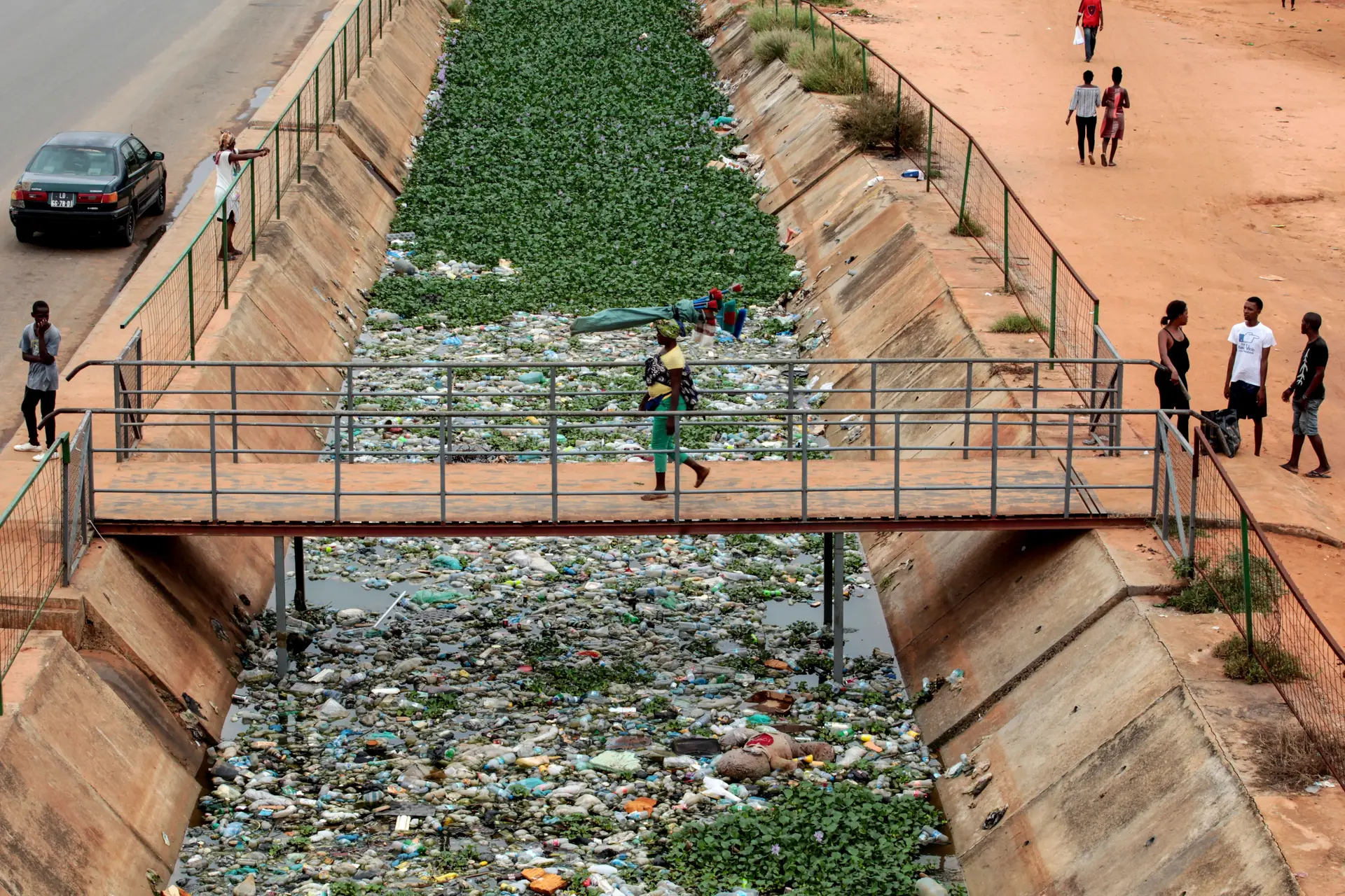 A insalubridade de certas zonas de Luanda, como o fosso conhecido por “vala da morte”, favorece a propagação de doenças
