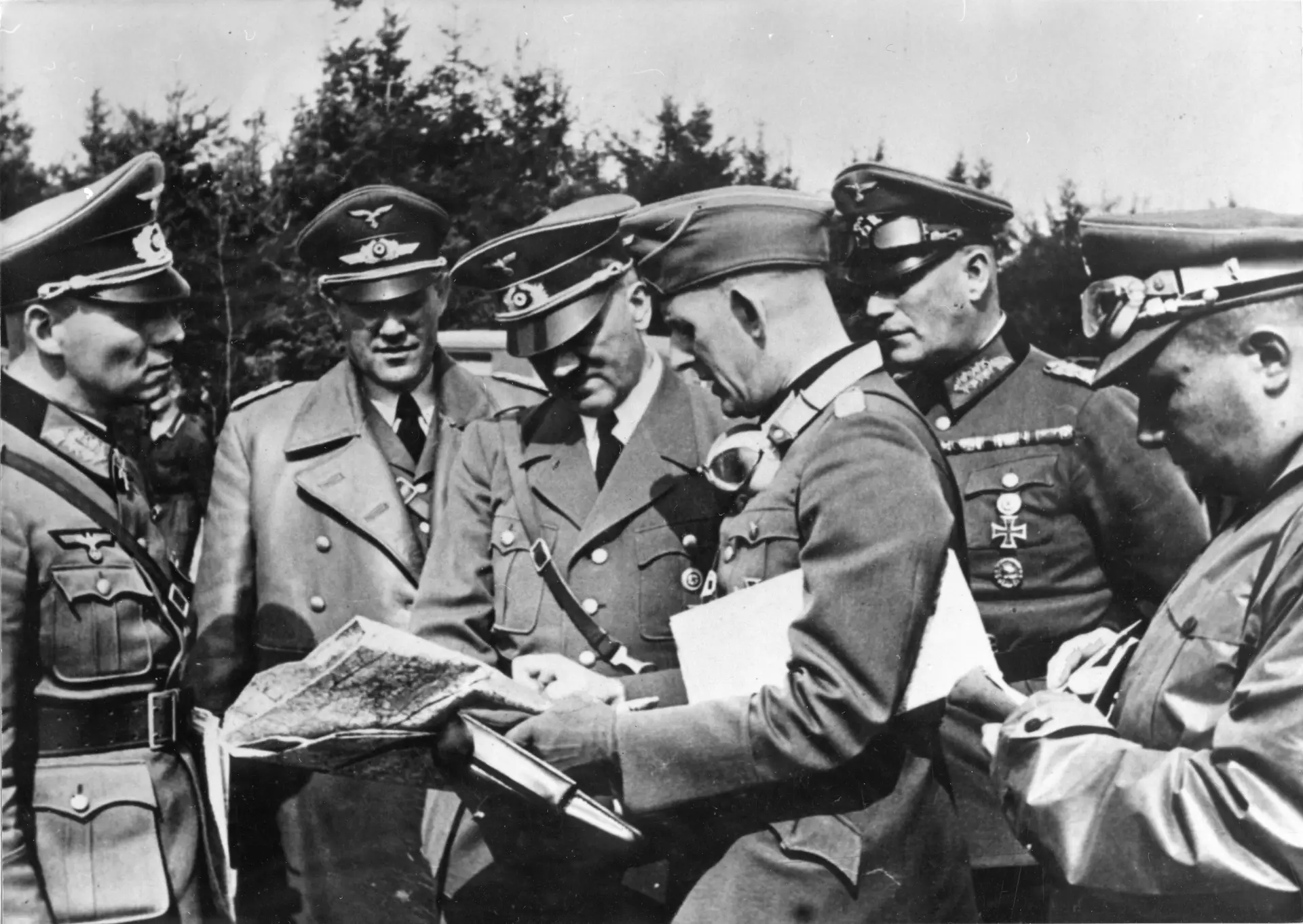 Hitler falando com o seu estado-maior; provável tema: Dunquerque