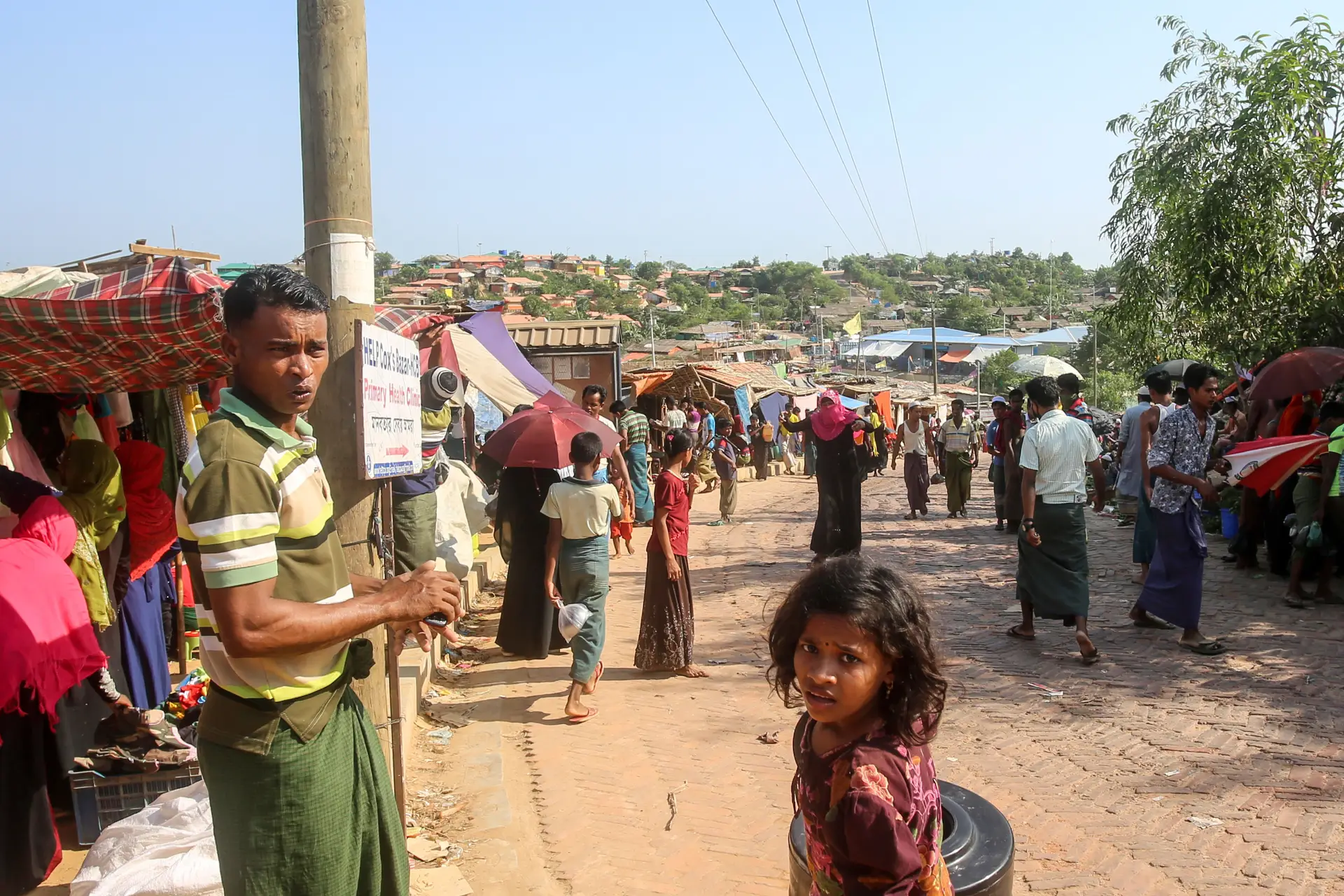 À força e “sem condições de segurança”: Bangladesh começou a deslocar famílias Rohingya para ilha deserta