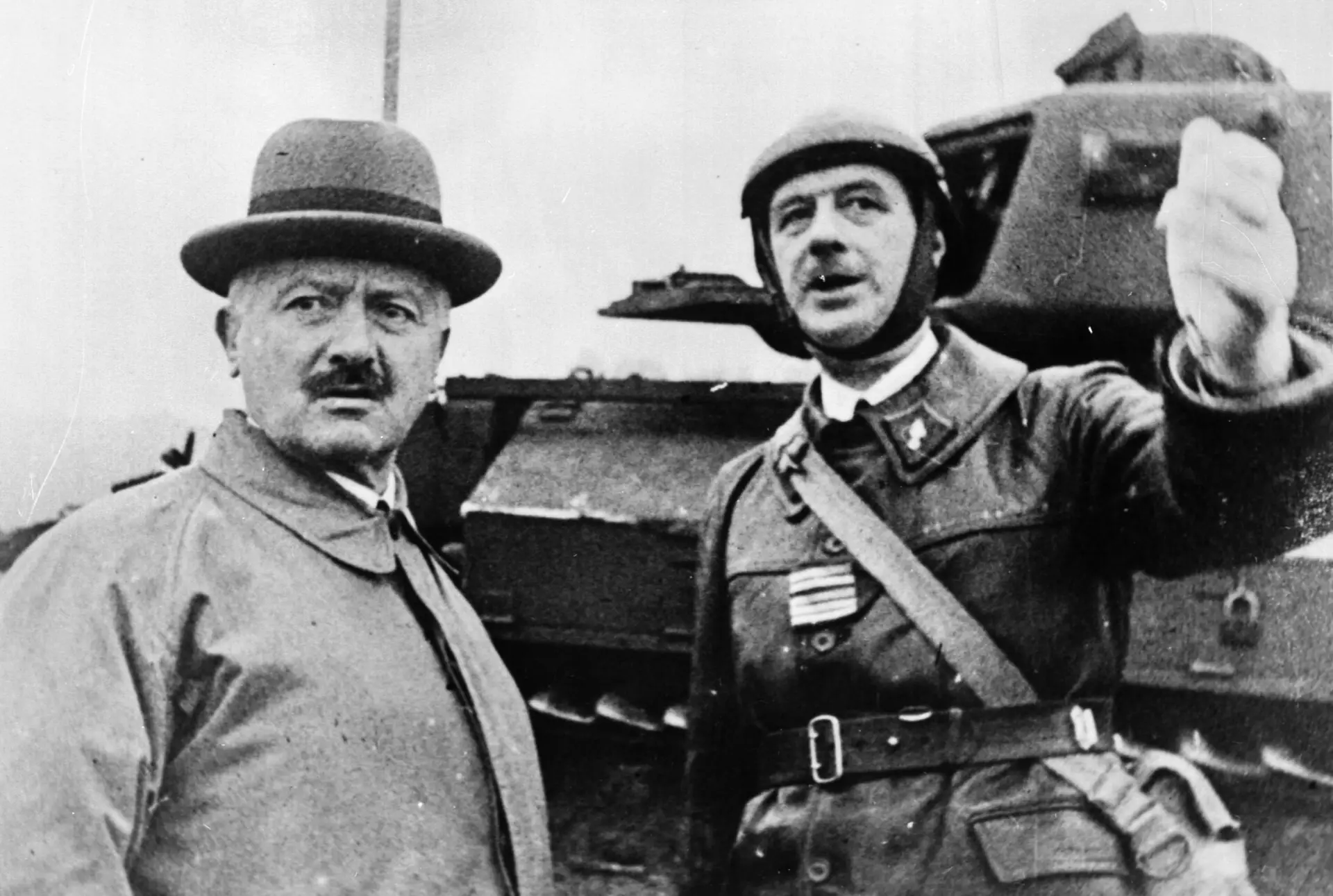 De Gaulle equipado como comandante de tanques, na companhia do Presidente da República Albert Lebrun; na sequência destas operações será graduado em general de brigada