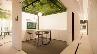 Telemóveis que abrem portas, paredes digitais e salas com ‘semáforos’. Veja como será o escritório do futuro