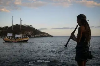 O veleiro Arka Kinari, “um projeto artístico de ativismo” que a covid-19 deixou à deriva (com um português a bordo)