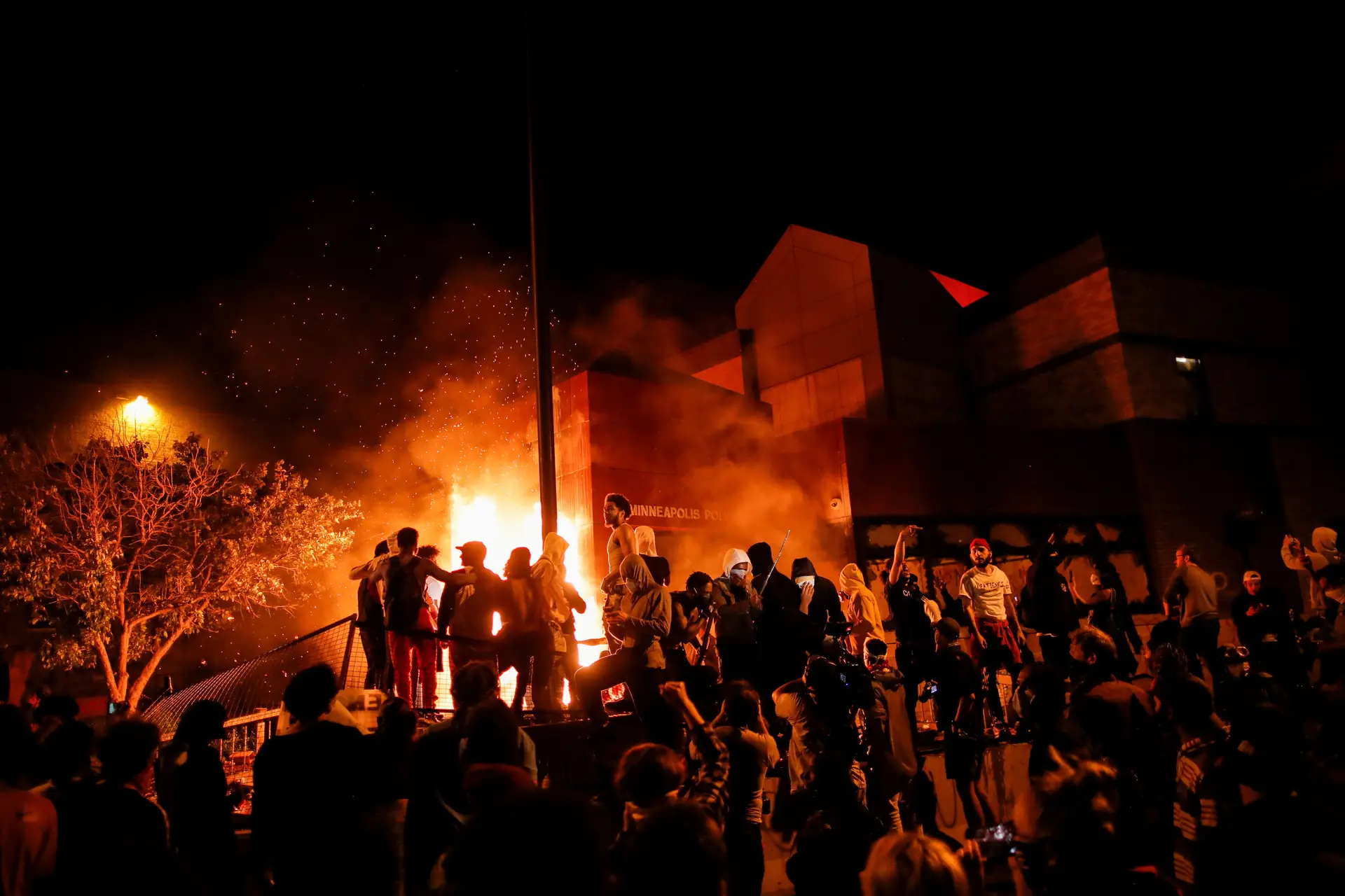 Donald Trump chamou “bandidos” aos manifestantes que saíram à rua em protesto pela brutalidade da morte de George Floyd, pela polícia de Minneapolis