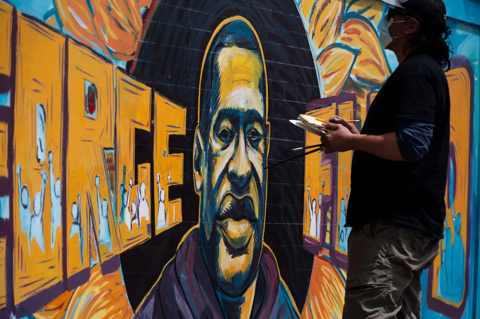 Um mural de homenagem a George Floyd, perto do local onde este morreu enquanto era detido pela polícia