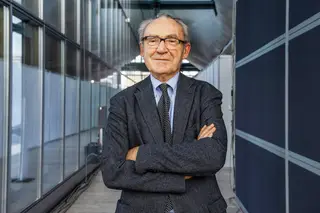 Será a fraqueza da democracia a sua força? As vagas populistas por Yves Mény