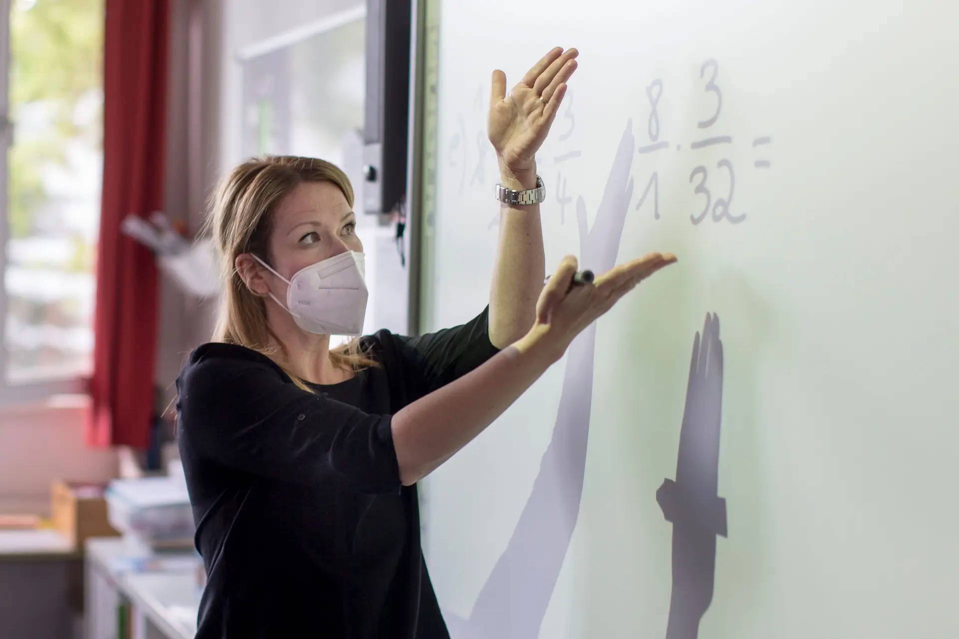 ALEMANHA. Aparentemente, a máscara não atrapalha esta professora, durante uma aula de matemática numa escola de Berlim