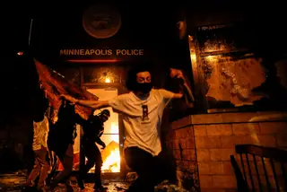 Em Minneapolis, manifestantes incendiaram uma esquadra