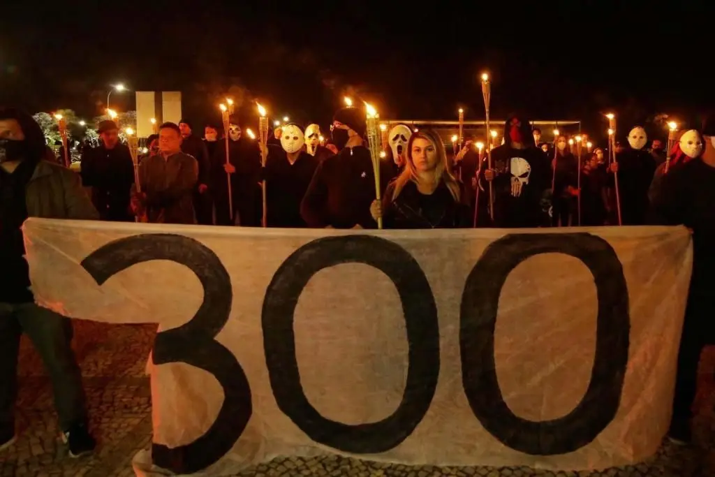 Grupo bolsonarista autodenominado "300 do Brasil" protesta em frente ao Supremo Tribunal Federal