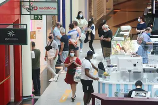 “Evite tocar no que não pensa comprar.” O shopping Via Catarina reabriu com percursos de circulação, lotação máxima das lojas e mensagens