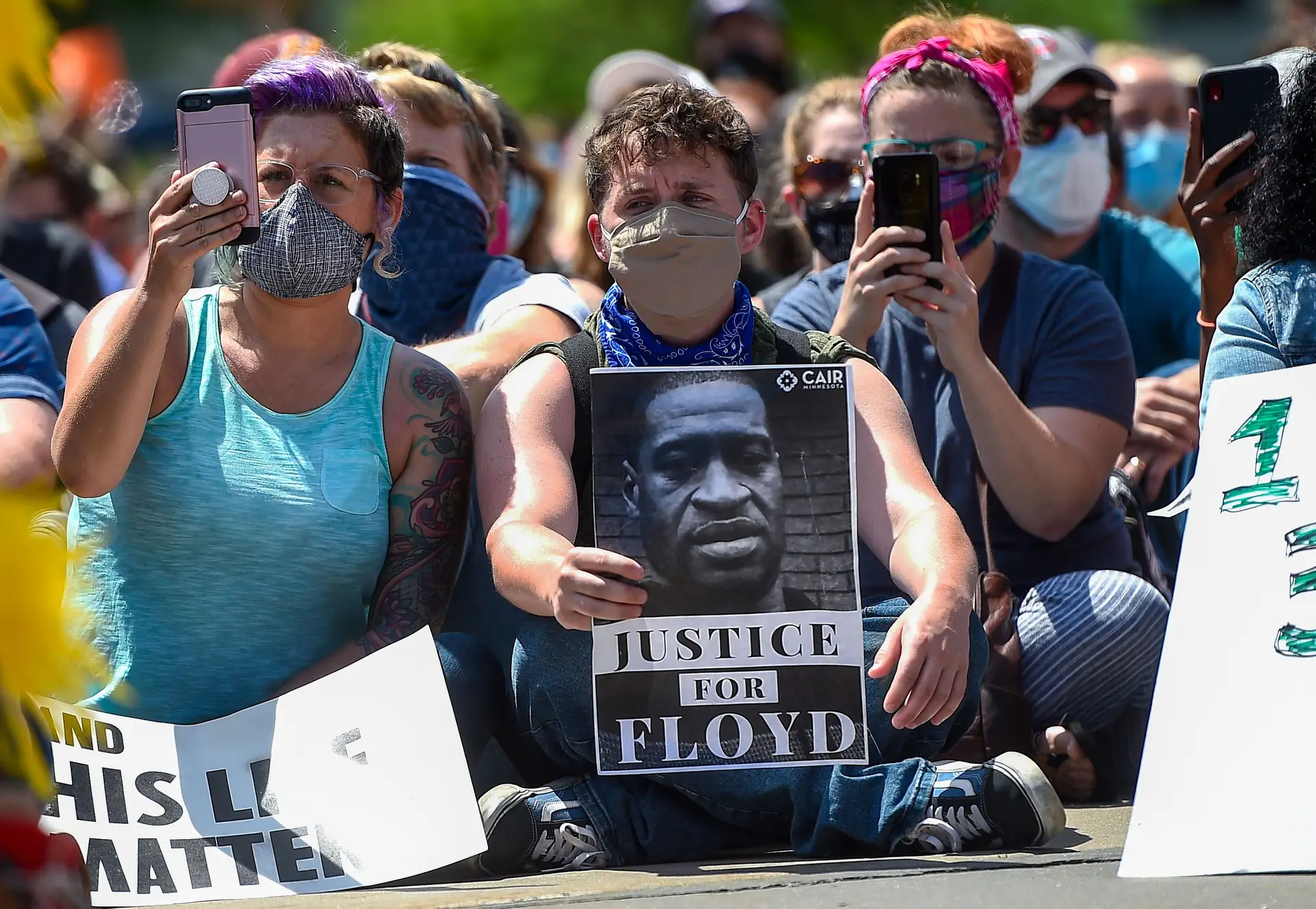 George Floyd. Veja as imagens de novo dia (e noite) de manifestações e confrontos nos EUA