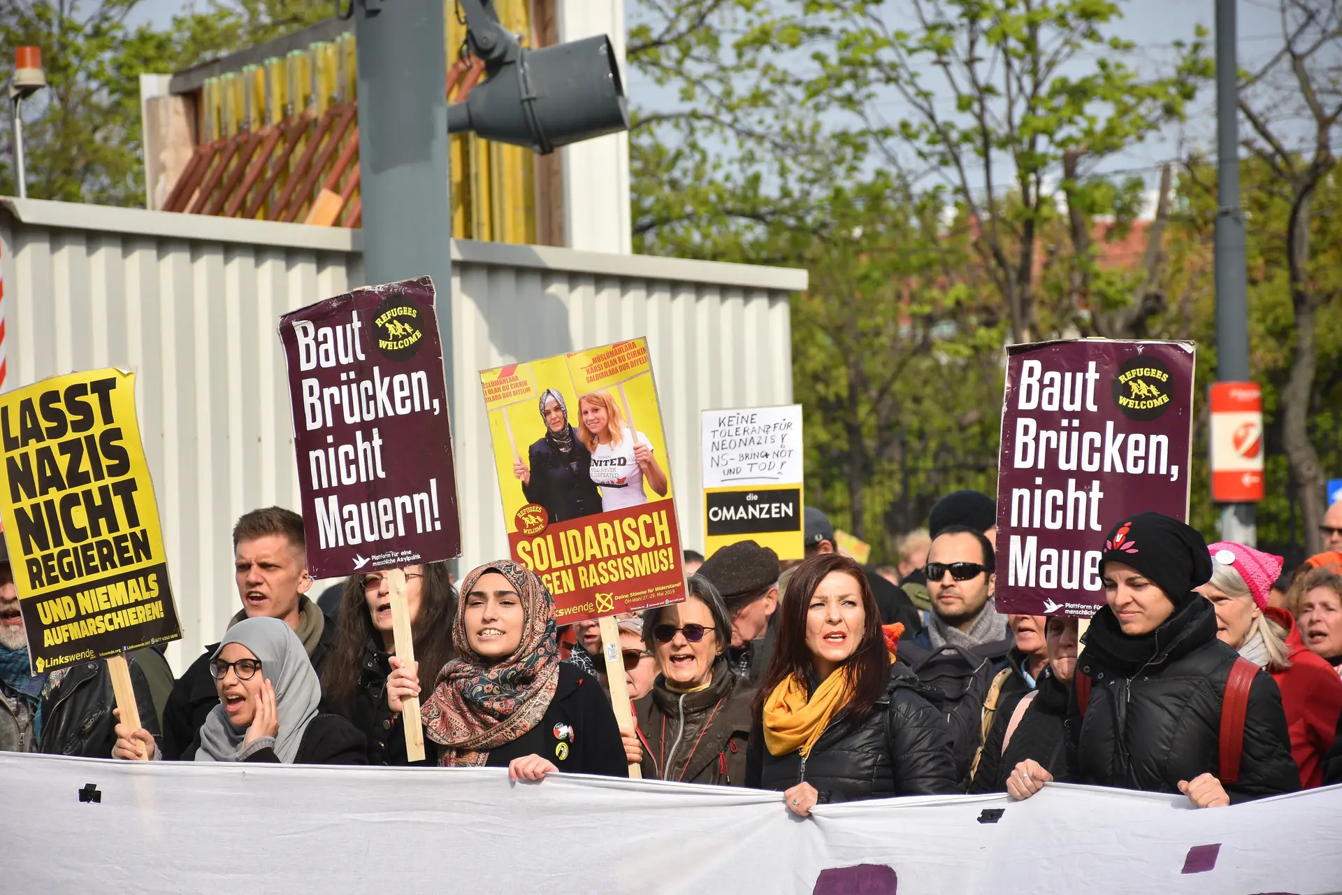 Pessoas reunidas em protesto contra o Movimento Identitário em Viena, em abril de 2019
