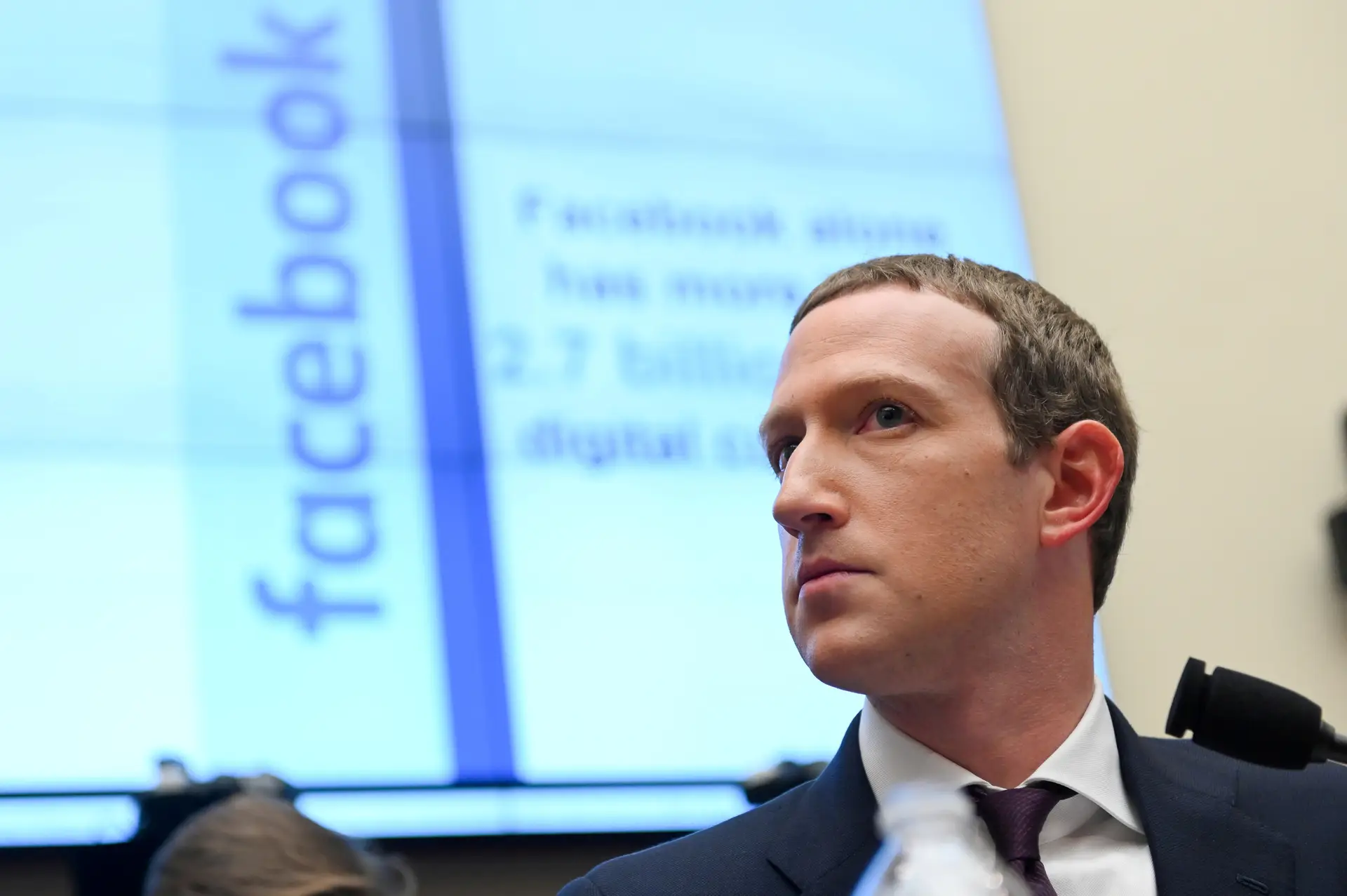 Zuckerberg mantém decisão de não tomar medidas contra ‘posts’ violentos de Trump no Facebook. Dois funcionários da empresa já se demitiram
