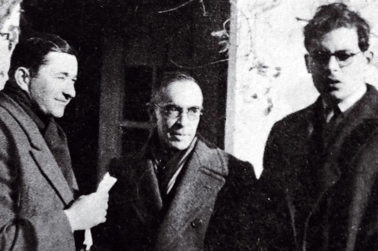 Cristovam Pavia com Sebastião da Gama e José Régio, em Portalegre, em fevereiro de 1951. Pavia, na altura com 18 anos, está à direita