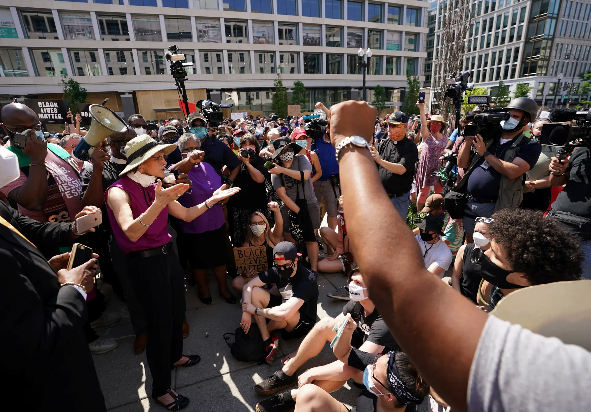 Manifestantes reúnem-se em vigília, enquanto os protestos continuam nas ruas junto à Casa Branca, em Washington, EUA