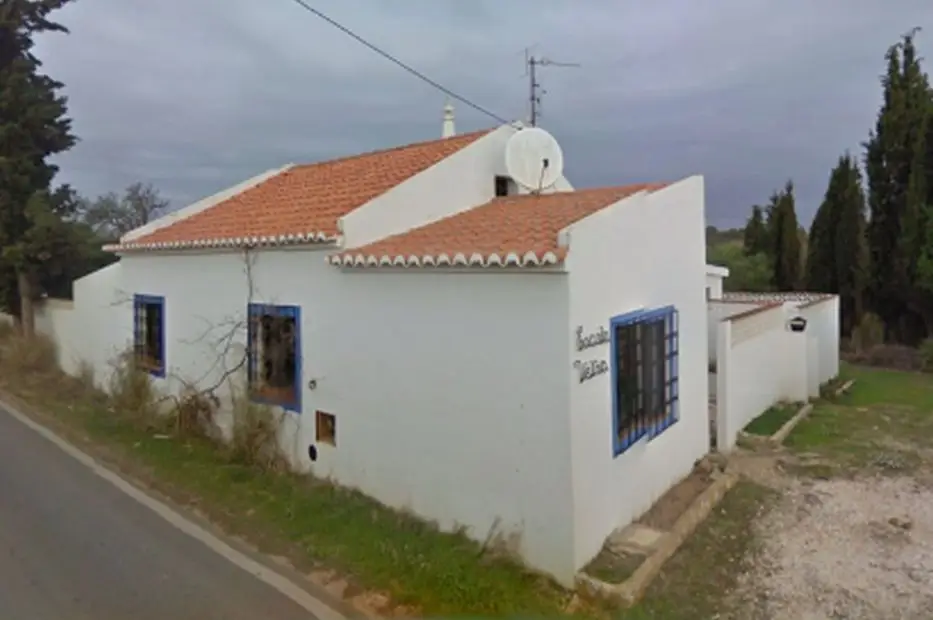 O suspeito terá usado esta casa nos arredores de Lagos quando vivia em Portugal