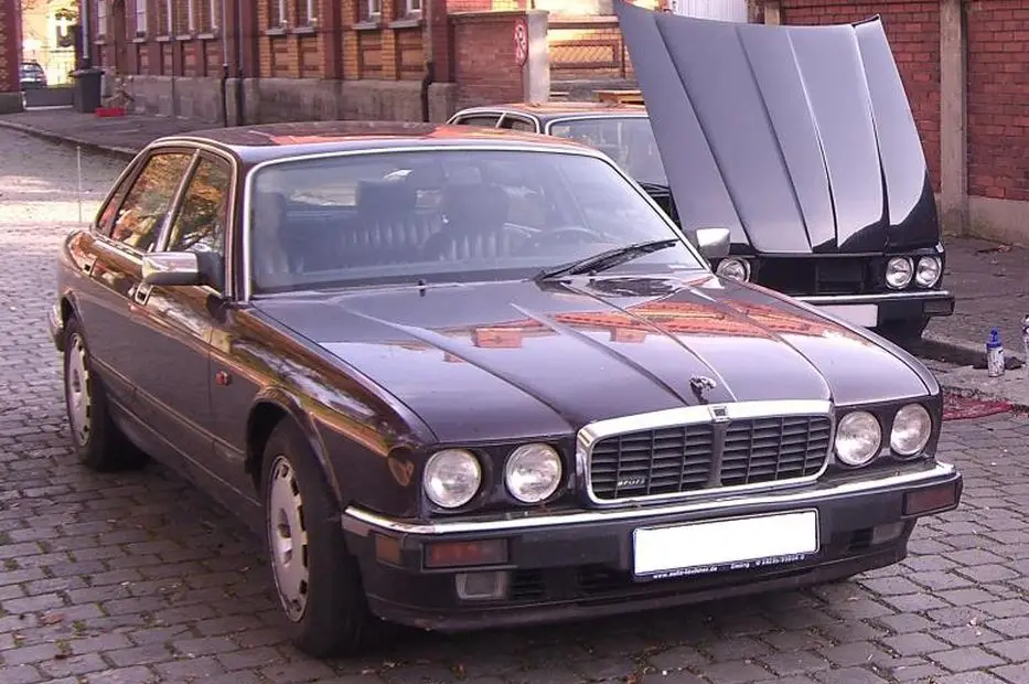 Este Jaguar dos anos 80 era conduzido pelo suspeito