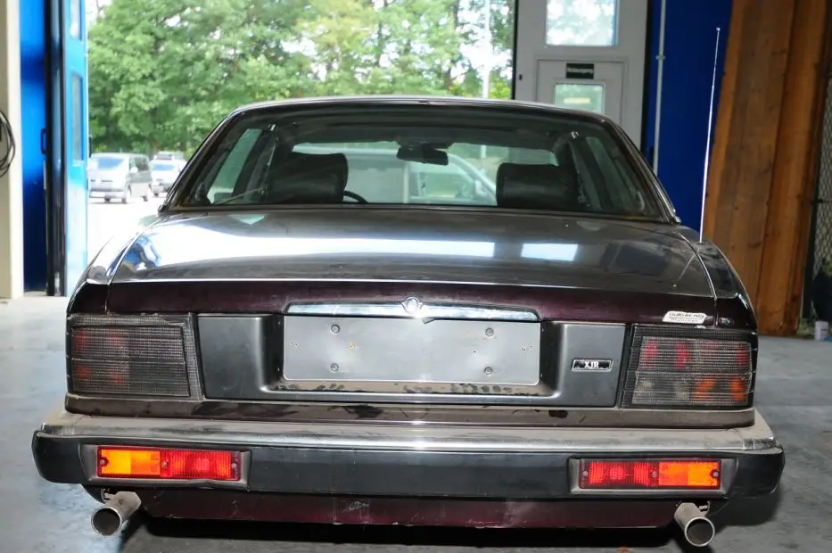 O carro é um Jaguar do modelo XJR, cor de vinho, e pode ter sido usado no rapto